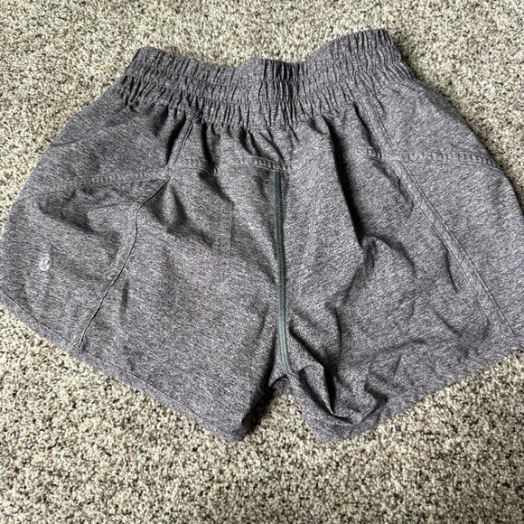 LuluLemon High-Rise Heathered Graphite Grey Hotty Hot Shorts size 4 like new - Picture 12 of 14
